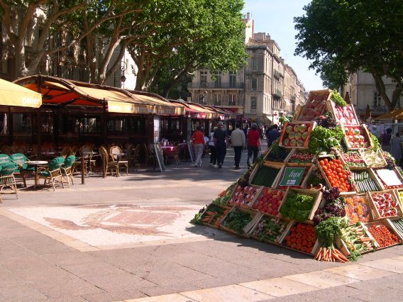  terrasses de café et marchands de fruits